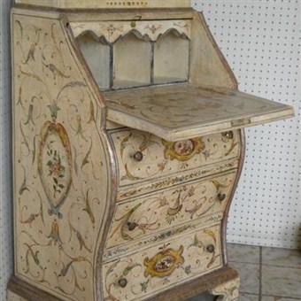Mobiletto laccato bianco (Mobili Classici)